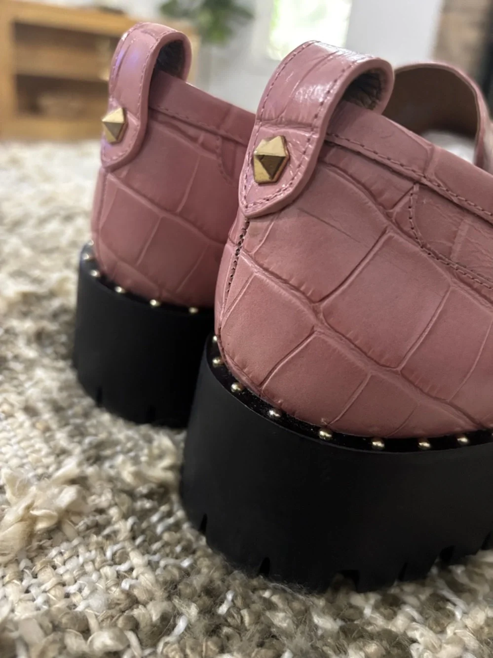 Antonio Melani Pink Croc-Embossed Arrllo Lug Sole Loafers with Gold Accent Sz 9‎